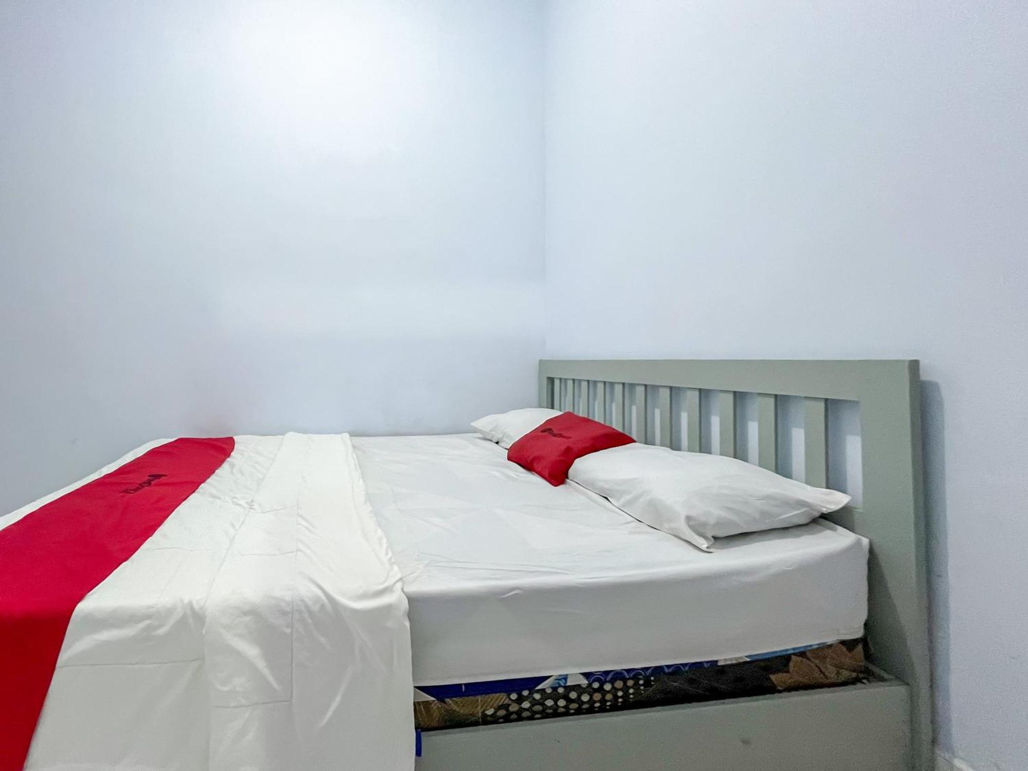 Reddoorz Syariah At Home Ampana Guest House Ampana Kota Екстериор снимка
