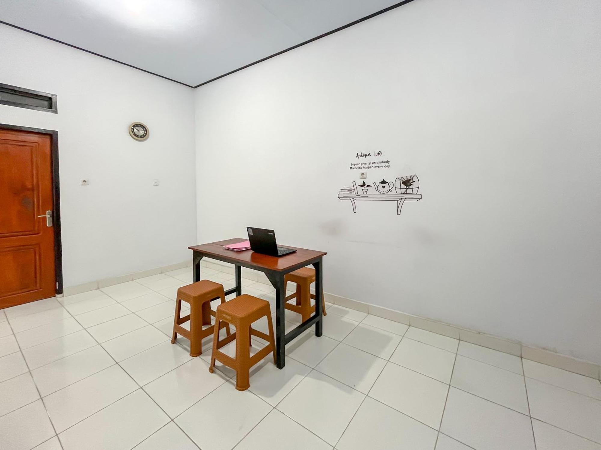 Reddoorz Syariah At Home Ampana Guest House Ampana Kota Екстериор снимка