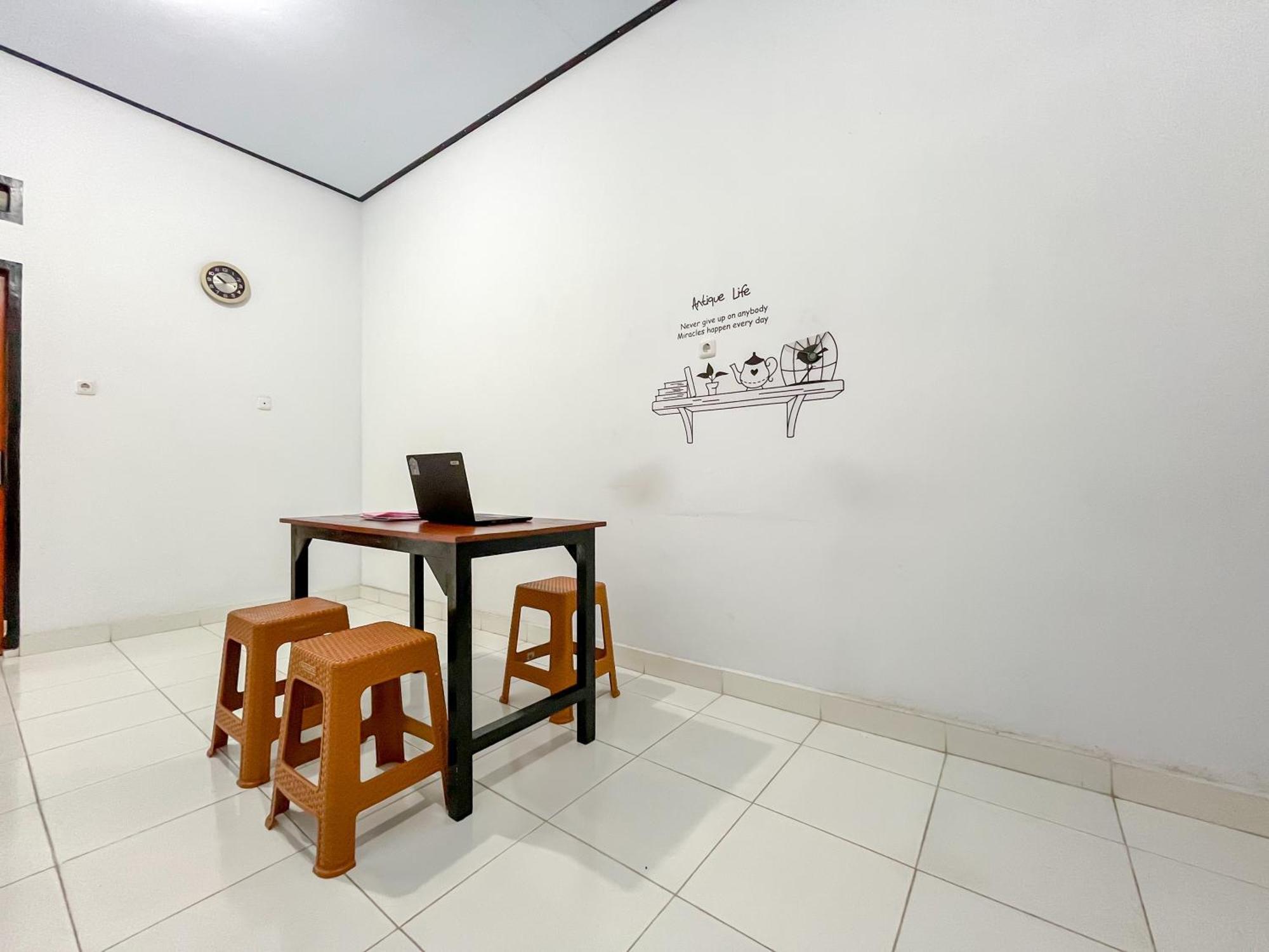 Reddoorz Syariah At Home Ampana Guest House Ampana Kota Екстериор снимка